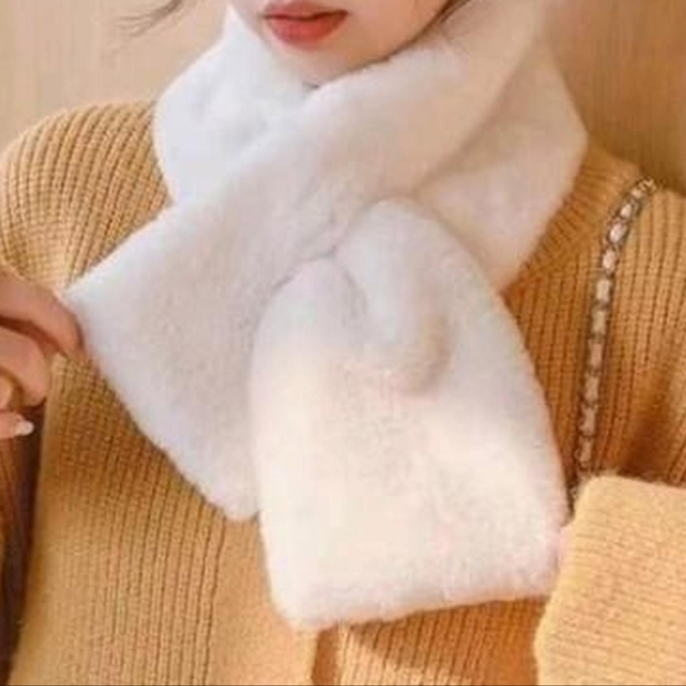 Elegant Plush Faux Fur Off-White Winter Scarf